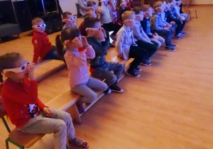 05 Dzieci oglądają bajkę w okularach